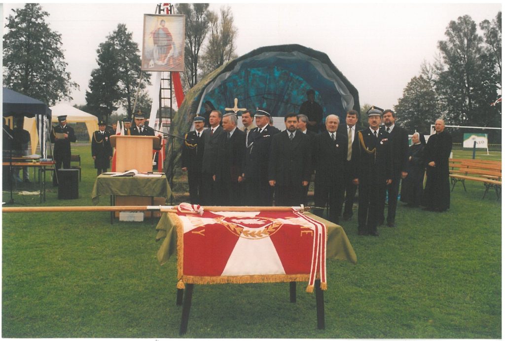 Uroczyste nadanie sztandaru Komendzie Powiatowej PSP w Biłgoraju w 2002 r.